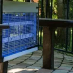 trappola elettrica a griglia con neon blu per calabroni