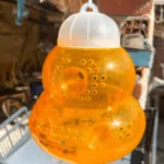 trappola per calabroni una bottiglia di plastica attaccata tra gli alberi